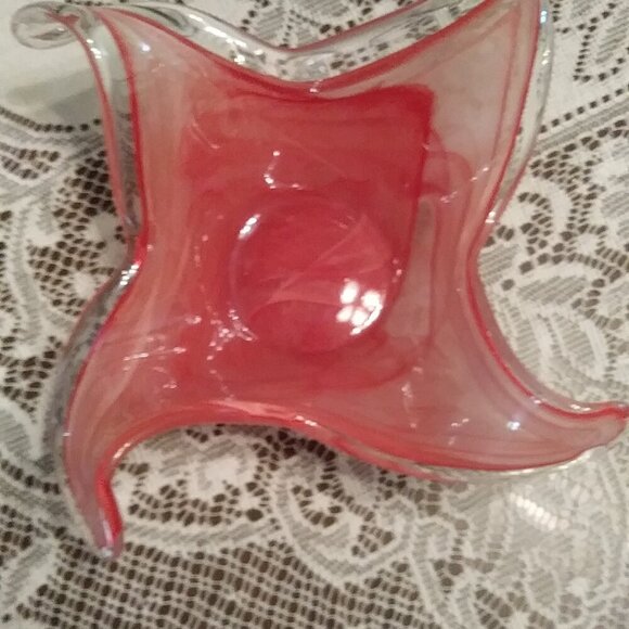 Murano-style art glass wave cranberry/pink bowl with a waffle bottom - Picture 7 of 12